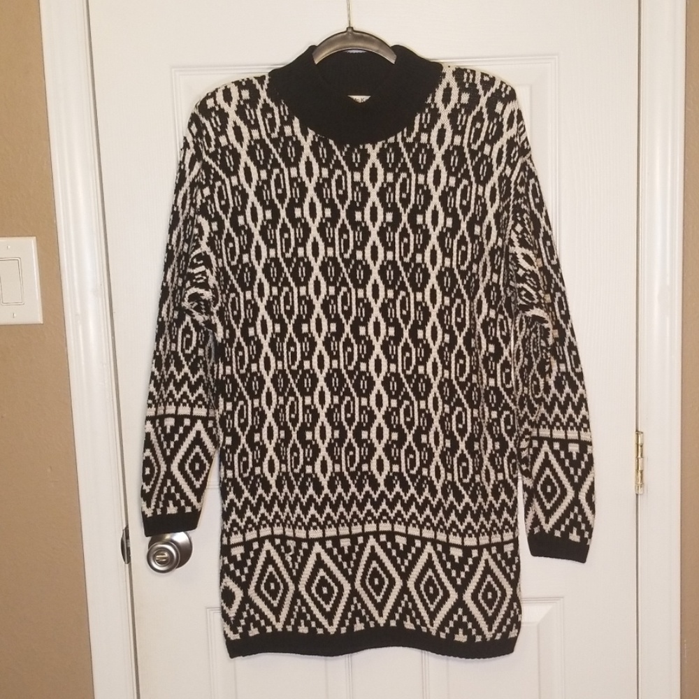 Delia McKain, black and white tunic/sweater sz med